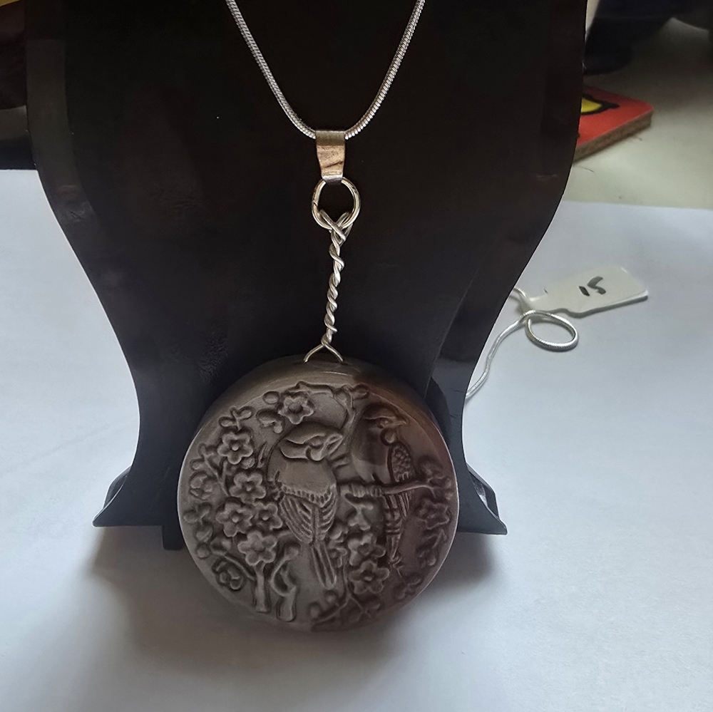 Elegant Alashan Parrots Carving Pendant Necklace.